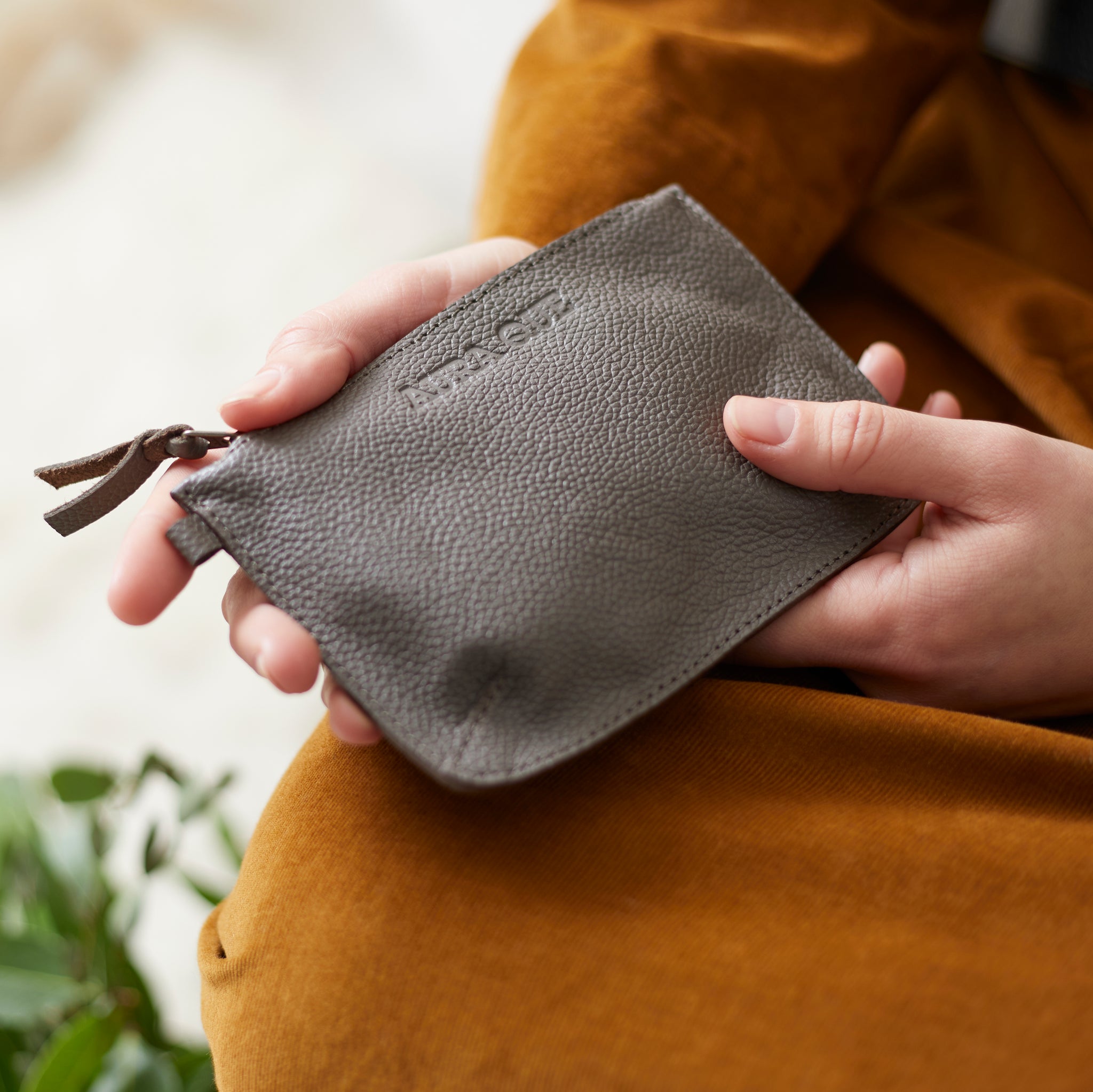 Beautiful Hnadmade Leather Coin Purse with Card Slots by Vida Vida – Vida  Vida Leather Bags & Accessories
